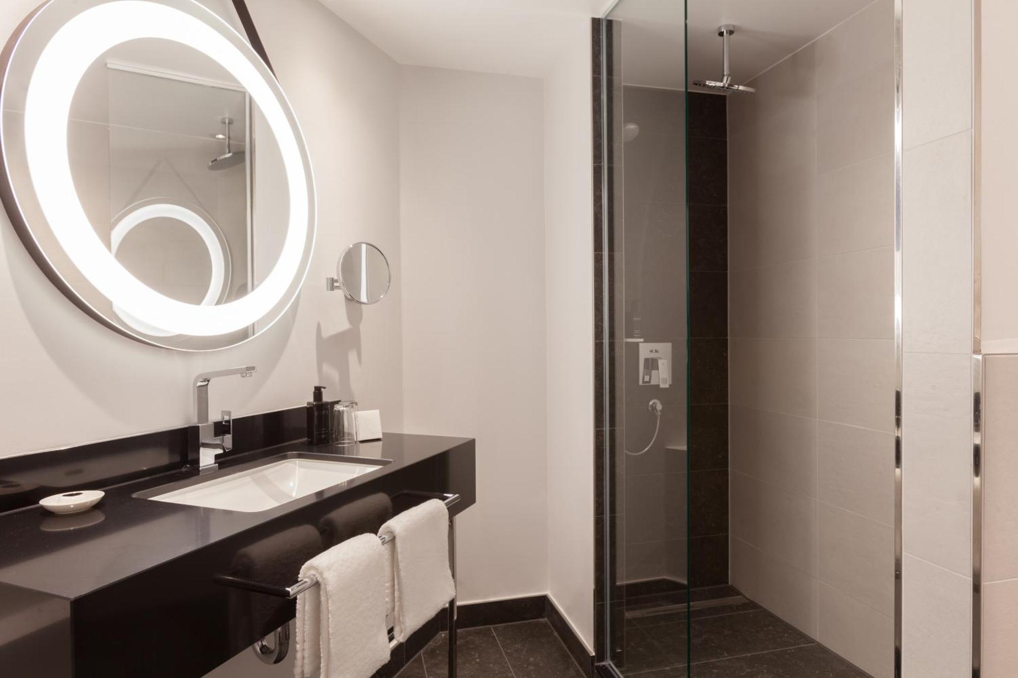 Hotel Elephant Weimar, Autograph Collection Exterior photo Bathroom