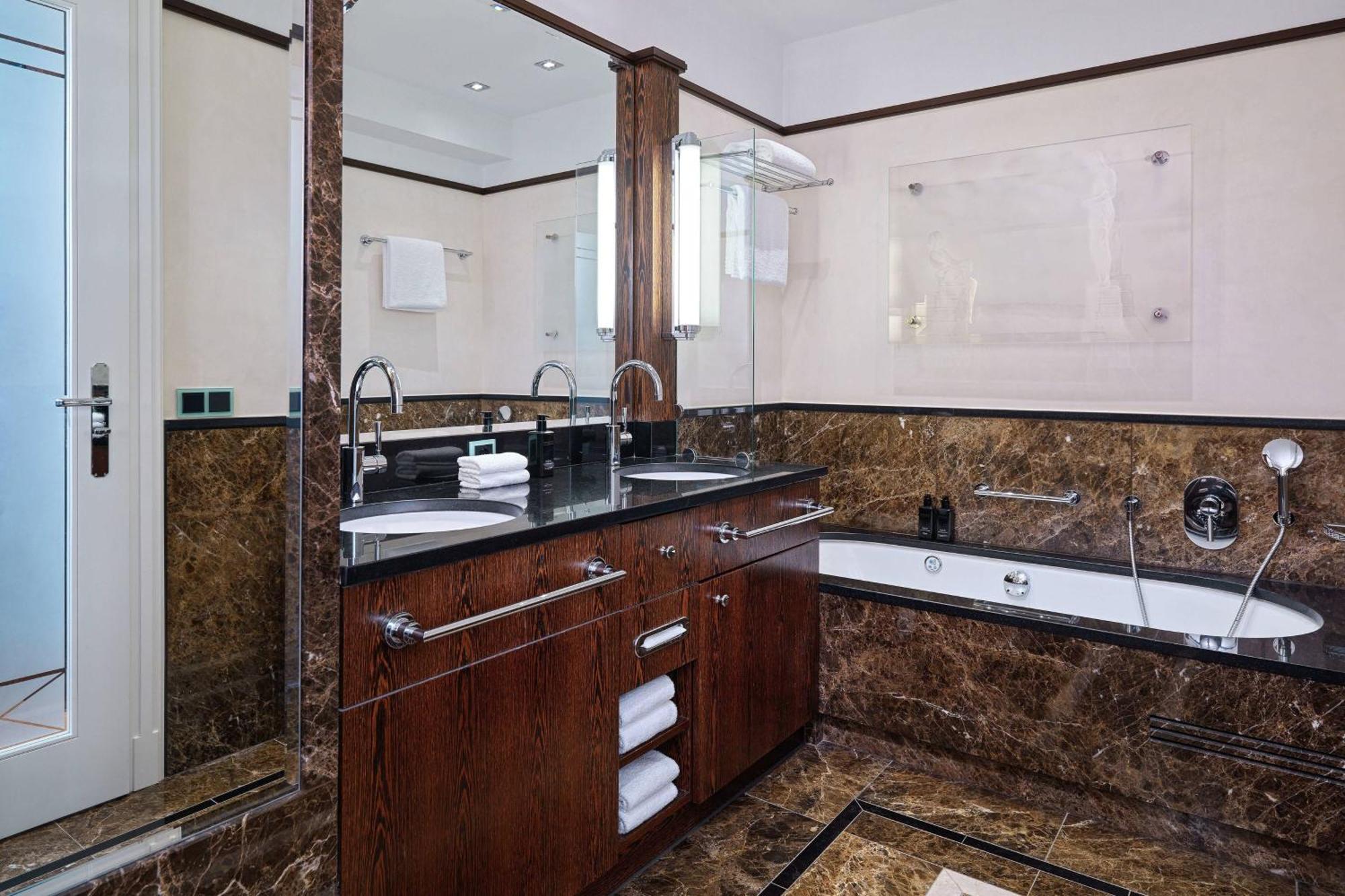 Hotel Elephant Weimar, Autograph Collection Exterior photo Bathroom