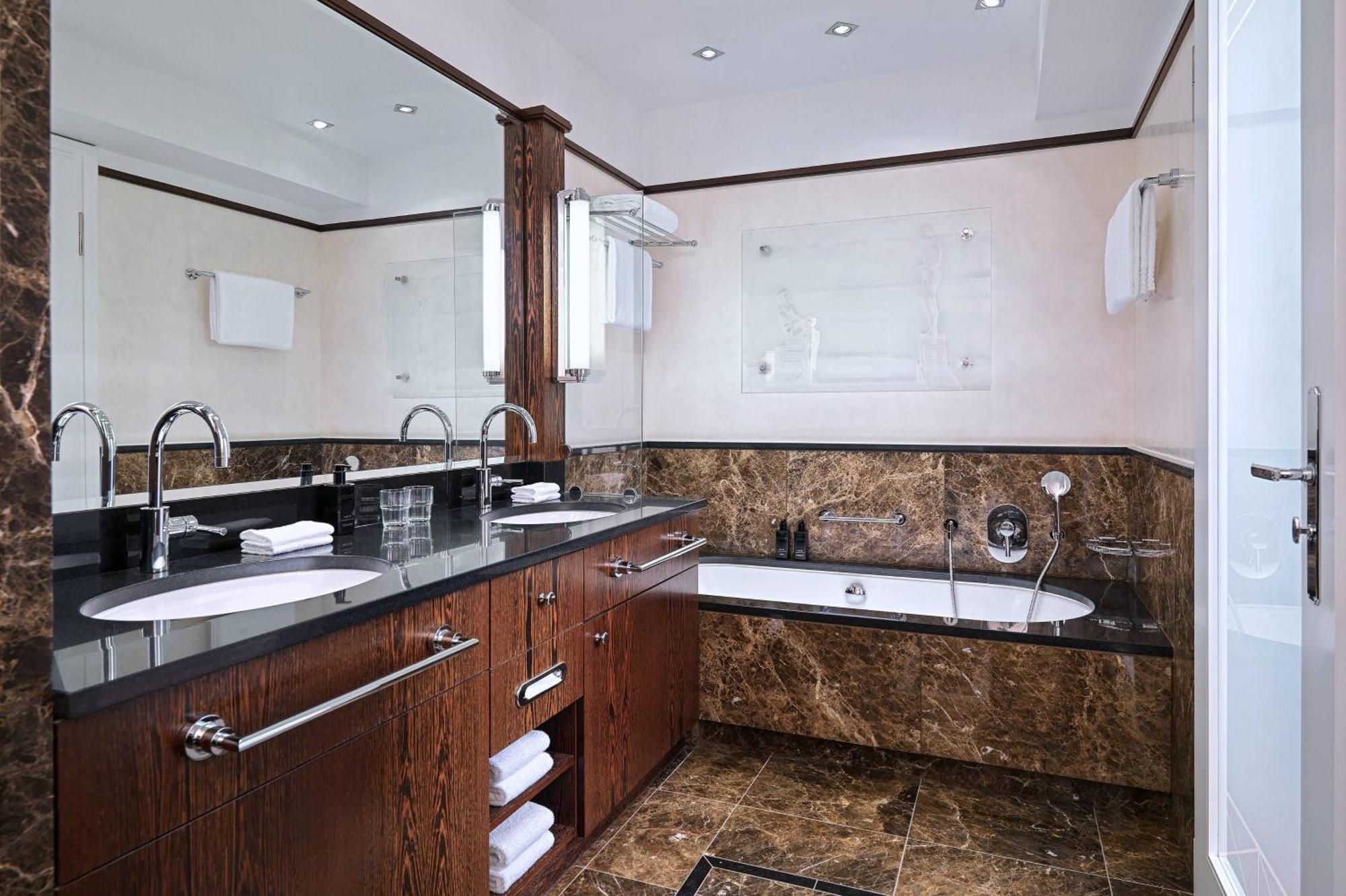 Hotel Elephant Weimar, Autograph Collection Exterior photo Bathroom
