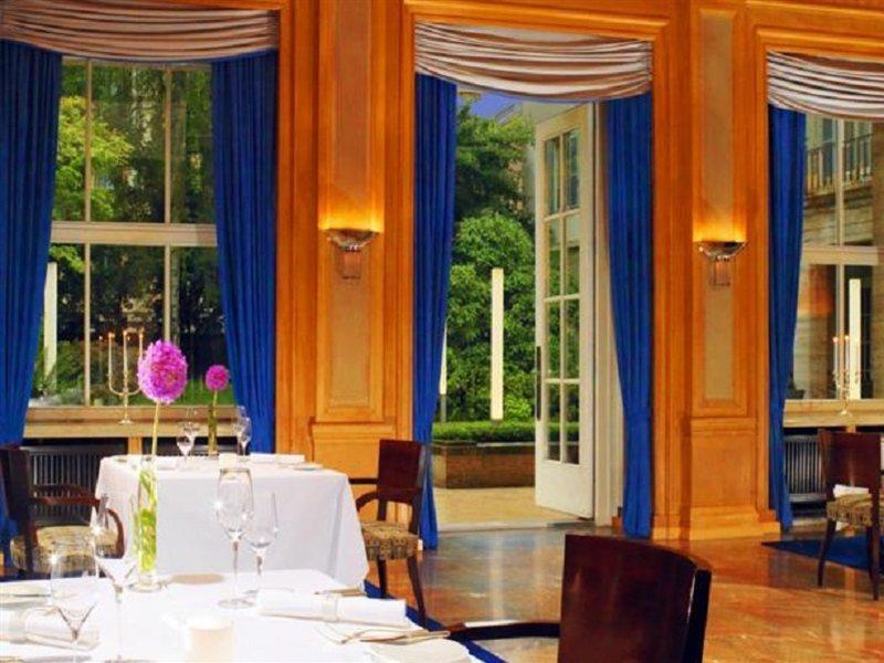 Hotel Elephant Weimar, Autograph Collection Exterior photo The restaurant